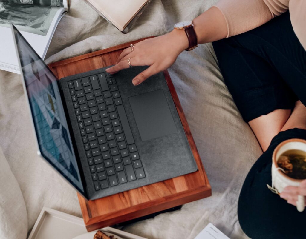 legjobb laptop tartók ágyba