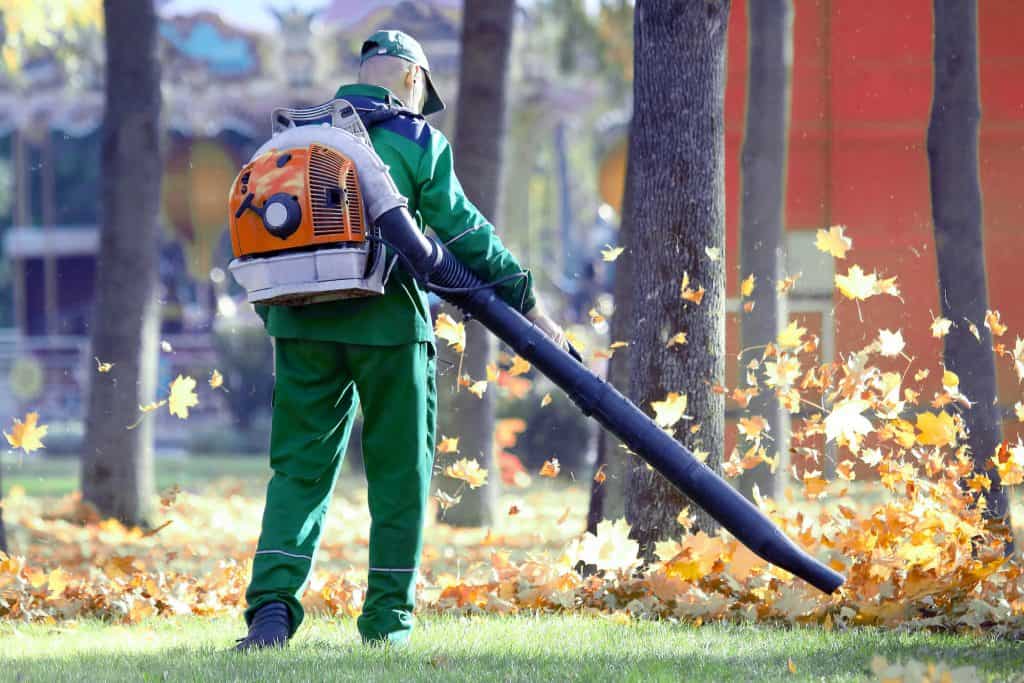 Lombfújók és lombszívók, mint hasznos kerti eszközök