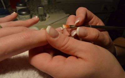 Kell-e levegőztetni, pihentetni a körmeinket, vagy szünet nélkül viselhetőek a géllakkok?