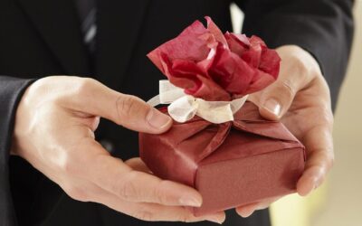 Hogyan lehet a nyári céges ajándékokkal meglepni és inspirálni az embereket?