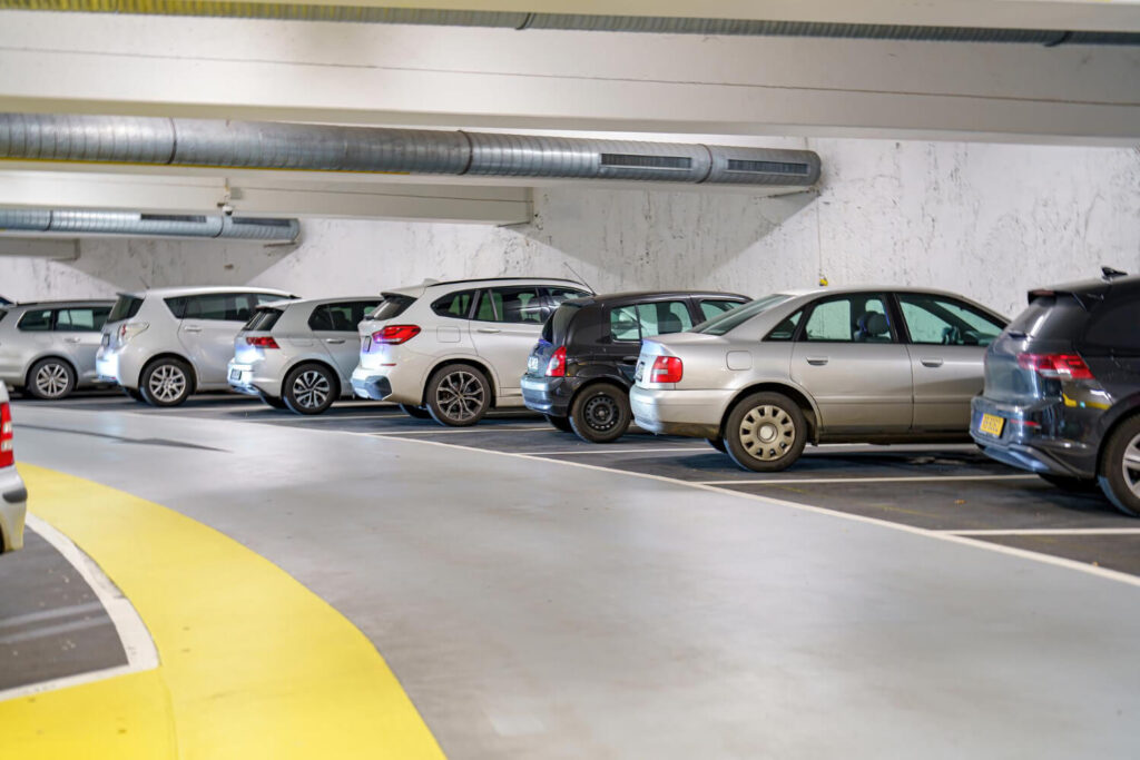 A többszintes parkolóházak kényelmes alternatívát kínálnak, de általában drágábbak