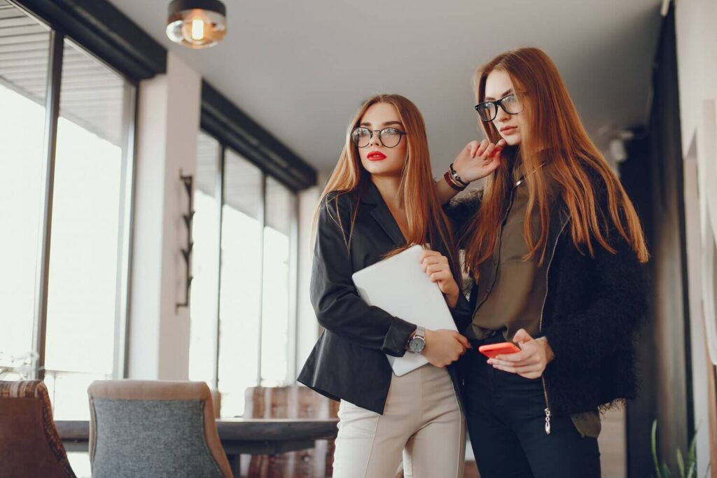 A számok mögött emberek: miért maradnak hátrányban a nők a tudományban és a munka világában