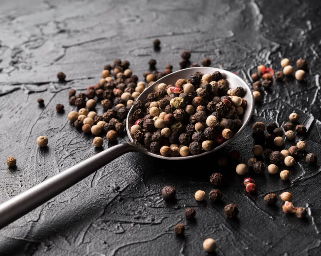 https://www.freepik.com/free-photo/flat-lay-peppercorns-spoon_8852506.htm#fromView=search&page=1&position=17&uuid=76252e99-8066-4896-aa44-f8089b103bd3&query=black+pepper